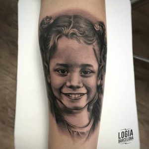 tatuaje_brazo_retrato_chica_Logia_Barcelona_Pablo_Munilla   